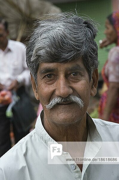 Indischer Mann  Udaipur-Markt  Rajasthan  Indien  Asien
