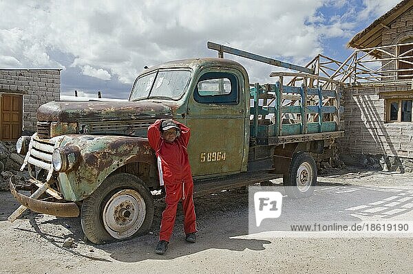 Junge vor altem Lastwagen  Uyuni  Potosi  Bolivien  Südamerika