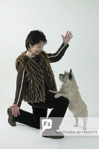 Frau mit Cairn Terrier  tanzender Hund
