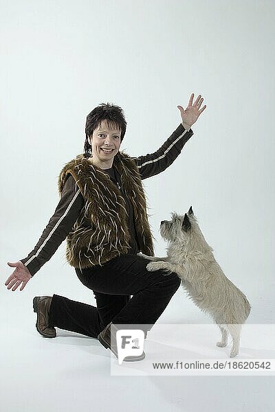 Frau mit Cairn Terrier  tanzender Hund