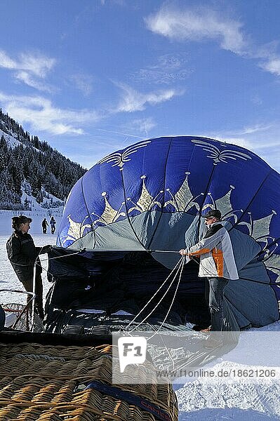 Aufblasen vom Heissluftballon  Tannheim  Tirol  Österreich  Europa