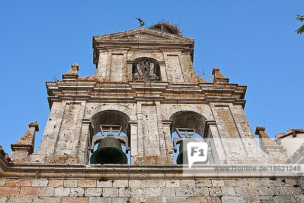Fassade einer Kirche mit Glocken und Storchennest  Agés  Kastilien und León  Provinz Burgos  Spanien  Europa