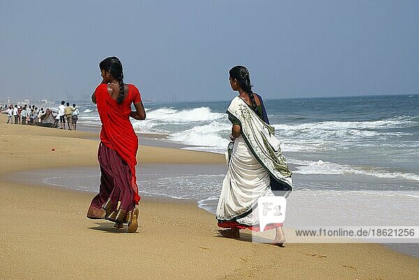 Frauen spazieren am Strand  Chennai  Tamil Nadu  Indien  Asien