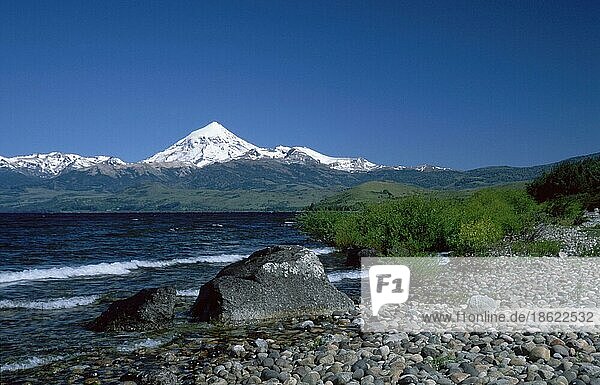 Huechulafquen-See und Lanin-Vulkan  Lanin-Nationalpark  Patagonien  Argentinien  Südamerika
