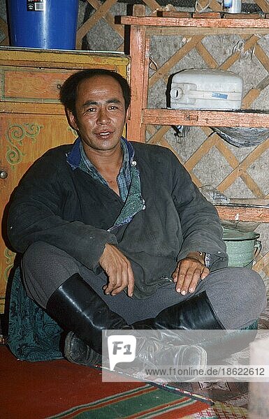 Mongole in einem Ger  einer Behausung  einem Vorort von Ulaan Baatar  Mongolei  Asien