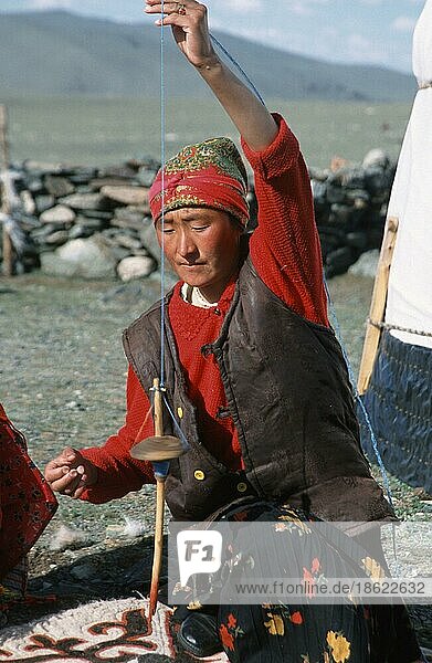 Kazak woman  spinning wool  province Bayan-Olgiy  Mongolia  Kasachen-Frau spinnt Wolle  Provinz Bayan-Olgiy  Mongolei  asia  Kosake  Kosaken  Menschen  people  spinnen  arbeiten  working  Asien