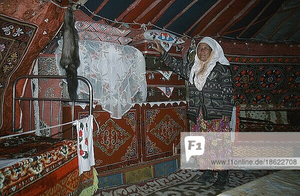 Kazak woman  inside a 'ger'  dwelling  province Bayan-Olgiy  Mongolia  Kasachen-Frau in einer Jurte  Wohnstätte  Provinz Bayan-Olgiy  Mongolei  asia  Kosake  Kosaken  yourt  innen  Menschen  people  Asien