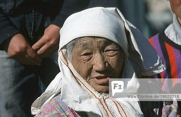Old Kazak woman  province Bayan-Olgiy  Mongolia  Alte Kasachen-Frau  Provinz Bayan-Olgiy  Mongolei  asia  Kosake  Kosaken  Menschen  people  Querformat  horizontal  Porträt  portrait  Asien