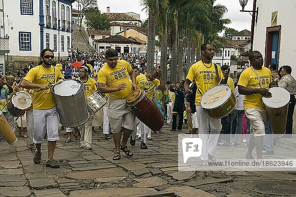 Festa de Nossa Senhora do Rosario dos Homens Pretos de Diamantina  religiöses  Schlagzeuger  Musiker  Musikerinnen  Diamantina  Minas Gerais  Brasilien  Südamerika