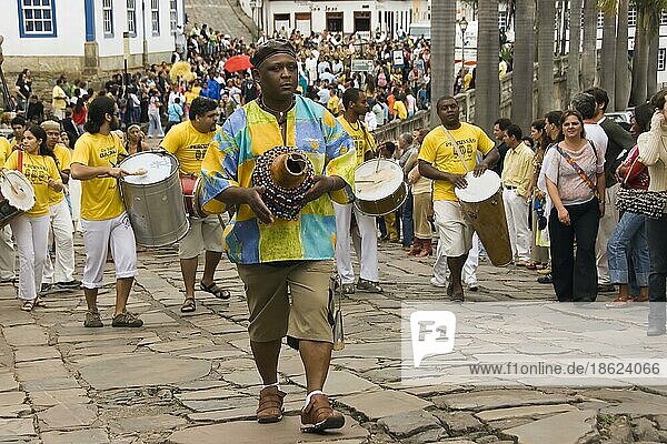 Festa de Nossa Senhora do Rosario dos Homens Pretos de Diamantina  religiöses  Schlagzeuger  Musiker  Musikerinnen  Diamantina  Minas Gerais  Brasilien  Südamerika