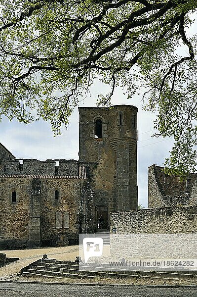 Verbrannte Kirche. Das abgebrannte Dorf Oradour-sur-Glane wurde am 10. Juni 1944 zerstört  als 642 seiner Einwohner  darunter Frauen und Kinder  von einer deutschen Waffen-SS-Kompanie massakriert wurden  Limousin  Frankreich  Europa