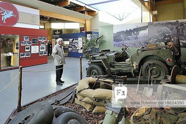 Jeep und Waffen im Pegasus-Museum bei Ouistreham  Normandie  Frankreich  Europa
