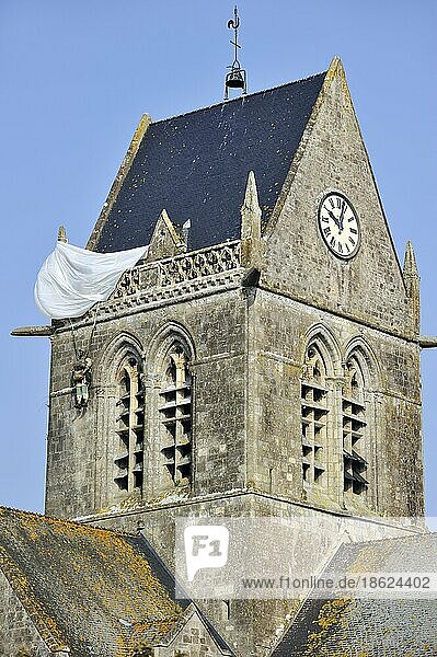 Fallschirm-Denkmal zu Ehren des Fallschirmjägers John Steele  der während des D-Day auf dem Kirchturm gefangen war  Sainte-Mere-Église  Normandie  Frankreich  Europa