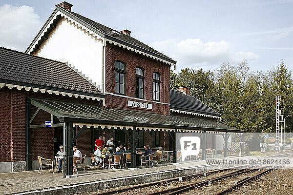 Tourist auf Bürgersteig-Café des alten Bahnhofs im Nationalpark Hoge Kempen bei As  Belgien  Europa