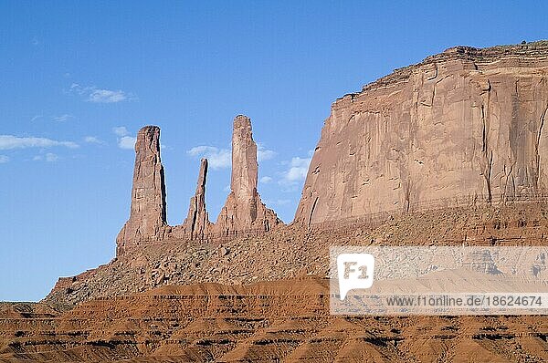 Die erodierte Felsformation Three Sisters im Monument Valley Navajo Tribal Park  Arizona  US