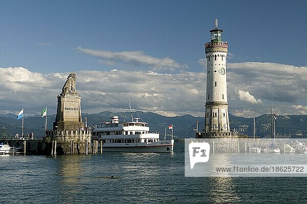 Schiff  Bayerischer  Bayrischer Löwe  Leuchtturm  Hafeneinfahrt  Hafen  Lindau  Bodensee  Bayern  Deutschland  Europa