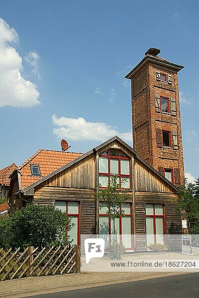 Altes Feuerwehrhaus mit Schlauchturm  Uetze  Niedersachsen  Deutschland  Europa
