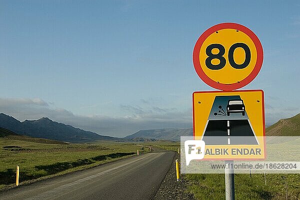 Straßenschild  Teerstraße endet  Schotterstraße  80 km/h  Island  Europa
