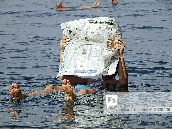 Mann liest Zeitung  Totes Meer  Jordanien  Asien