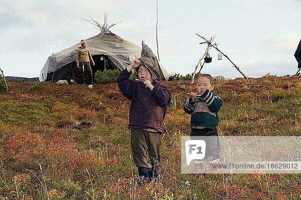 Kinder  Camp von Rentier-Nomaden  Halbinsel Kamtschatka  Kamchatka  Nomaden-Lager  Russland  Europa