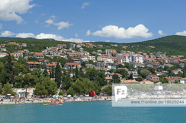 Urlauber am Strand  Kvarner-Bucht  Crikvenica  Kroatien  Europa