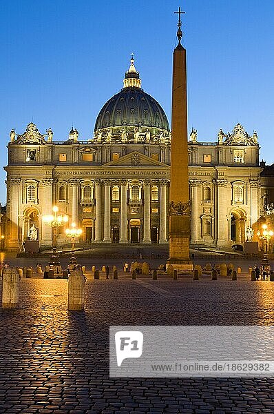 Petersplatz mit Obelisk und Petersdom  Stato della Citta del Vaticano  San Pietro Basilica  Basilika St.  sbasilika  Vatikanische Basilika  Vatikan  Rom  Lazio  Italien  Europa