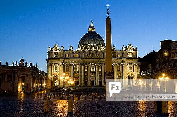 Petersplatz mit Obelisk und Petersdom  Stato della Citta del Vaticano  San Pietro Basilica  Basilika St.  sbasilika  Vatikanische Basilika  Vatikan  Rom  Lazio  Italien  Europa