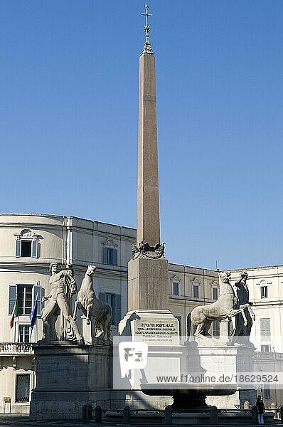 Obelisk und Dioskurenbrunnen  Fontana dei Dioscuri  Castor Pollux  vor Quirinalspalast  Piazza del Quirinale  Rom  Lazio  Italien  Europa
