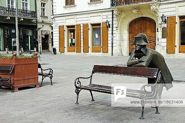 Bronzeskulptur 'napoleonischer Soldat'  Hauptplatz  Bratislava  Slowakei  Pressburg  Bronzefigur  Bronze-Skulptur  Europa