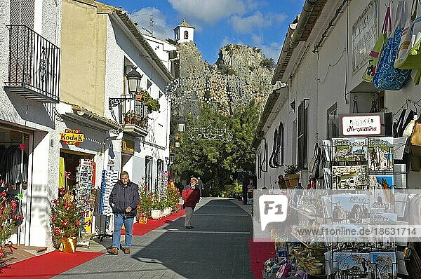 Gasse mit Andenkenläden  Ständer mit Postkarten  Guadalest  Costa Blanca  Spanien  Souvenirladen  Ansichtskarten  Europa
