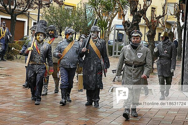 Bemalte Männer  Ibi  Alcoy  Costa Blanca  Spanien  Els Enfarinats  Tag der Unschuldigen  Winterfest  Kostüm  verkleidet  Europa