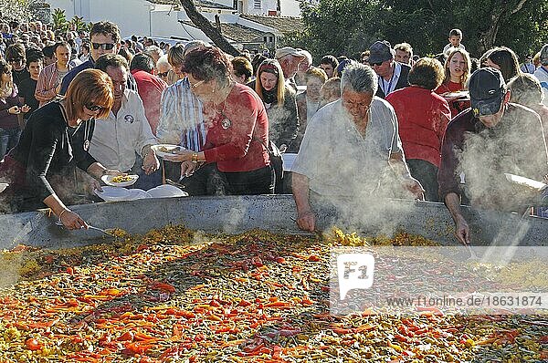 Besucher an der Riesenpfanne mit Paella  Volksfest  Altea  Costa Blanca  Spanien  Fiesta Sant Joan  Europa