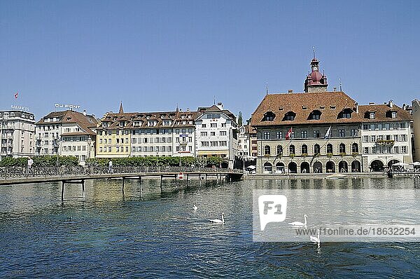 Rathaus  Altstadt  Fluss Reuss  Luzern  Schweiz  Europa