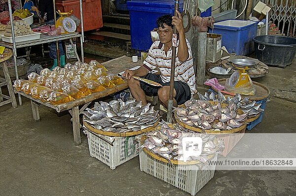 Fischstand  Pat Chong Markt  Thailand  Asien