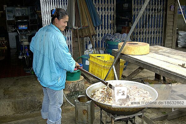 Thai woman deep-frieing pigskin  Pat Chong Market  Thailand  Thai-Frau frittiert Schweinehaut  Pat Chong Markt  kochen  cooking  Asien