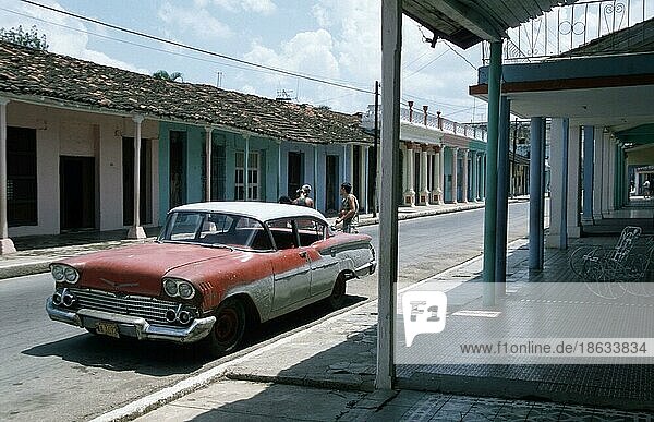 Oldtimer  Moron  Kuba  south_america  Auto  PKW  car  Querformat  horizontal  Straße  road  Mittelamerika
