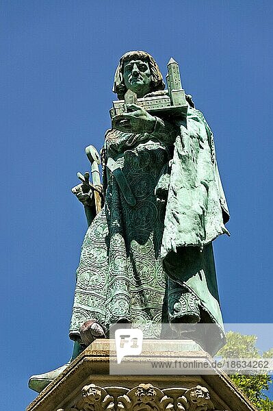 Heinrichsbrunnen  Bronzestatue von Herzog Heinrich der Löwe  erbaut 1874  Braunschweig  Niedersachsen  Deutschland  Europa