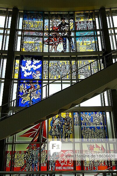 Buntglasfenster  European School of Management  ehemaliges Staatsratsgebäude der DDR  Berlin  Deutschland  Europa