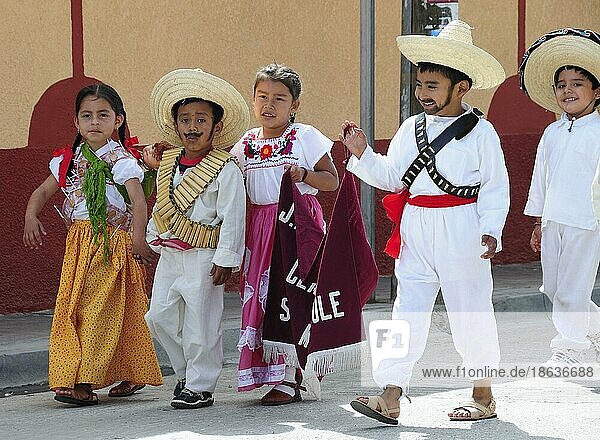 Mexikanische Kinder  feiern Revolutionstag  Santa Maria del Tule  Oaxaca  Mexiko  Mittelamerika