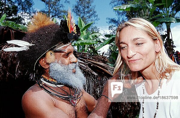 Huli man with tourist  Tari  Papua New-Guinea  Huli-Perueckenmann und Touristin  Asia  Menschen  people  Querformat  horizontal  Frau  woman  Papua-Neuguinea  Ozeanien