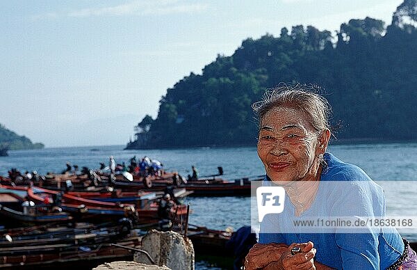 Alte Frau an der Küste  Kawthaung  Burma  Myanmar  Asien