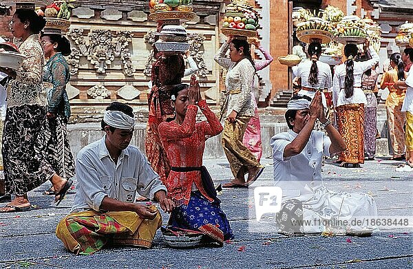 Betende Menschen  Hindu-Tempel Ubud  Bali  Indonesien  Asien