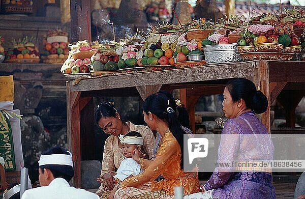 Frauen mit Kind und Opfergaben  Hindu-Tempel Ubud  Bali  Indonesien  Asien