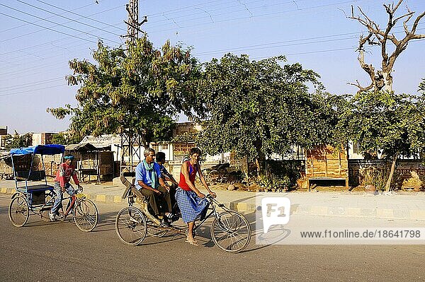 Fahrrad-Rikschas vor geschlossenen Strassenlaeden  Bharatpur  Rajasthan  Indien  Asien