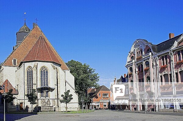Kirche St. Bartholomäus und Haus  Ahlen  Münsterland  Nordrhein-Westfalen  Deutschland  Europa