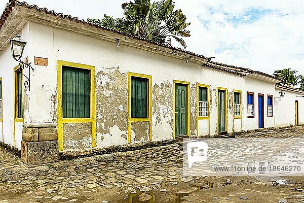 Bunte Häuser und kopfsteingepflasterte Straßen in der alten und berühmten historischen Stadt Paraty an der Küste des Staates Rio de Janeiro  Brasilien  Brasilien  Südamerika