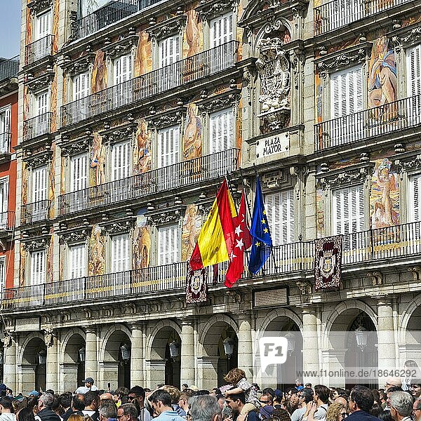 Casa de la Panadería  Fassadendetail mit Flaggen und Wappen  Menschenmenge  Plaza Mayor  Madrid  Spanien  Europa