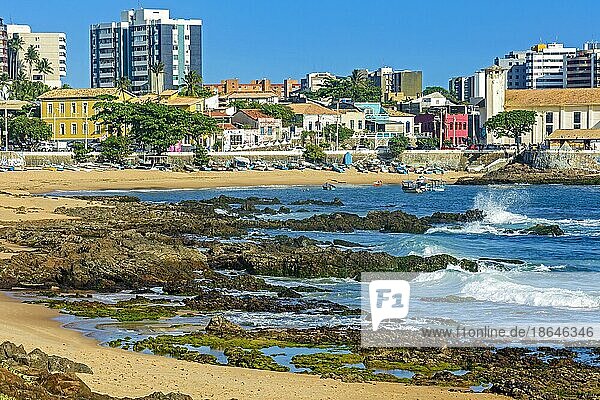 Praia do Rio Vermelho  bekannt als das Bohème Viertel der Stadt Salvador in Bahia mit seinen Felsen  Booten und Häusern an einem sonnigen Sommertag  Brasilien  Südamerika