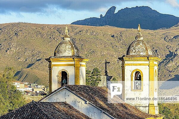 Historischer Kirchturm in barocker Architektur mit Bergen im Hintergrund in Ouro Preto  Minas Gerais  Brasilien  Südamerika
