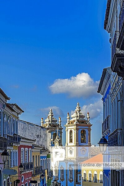 Bunte Häuserfassaden und historische Kirchtürme im Barock und Kolonialstil mit blauem Himmel im berühmten Pelourinhoviertel von Salvador  Bahia  Brasilien  Südamerika